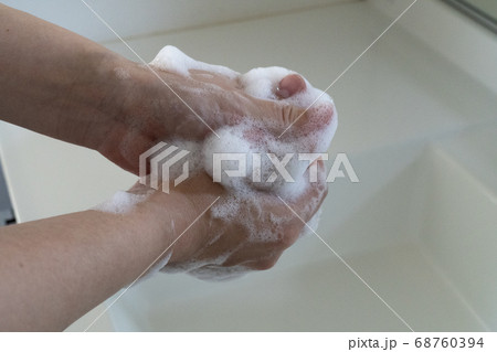 石鹼でごしごし手洗い 68760394
