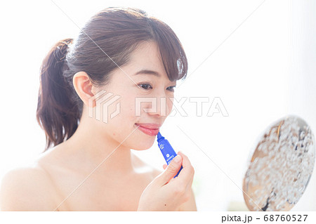 リップを塗る女性 68760527