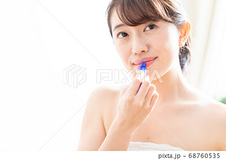 リップを塗る女性 リップを塗る女性 68760535
