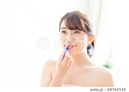 リップを塗る女性 68760536