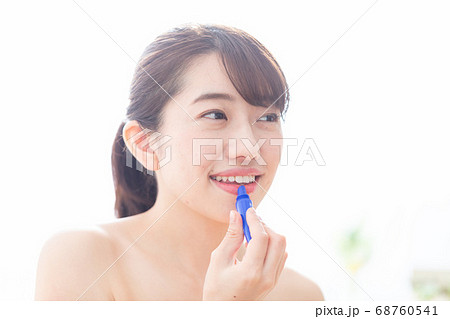 リップを塗る女性 リップを塗る女性 68760541
