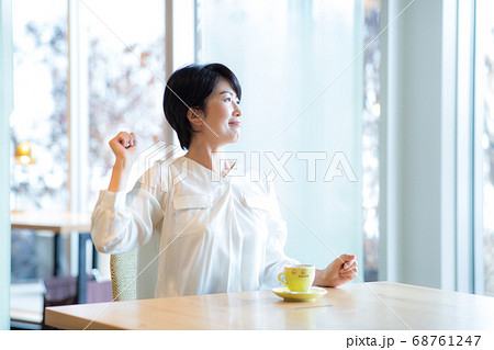 元気に伸びをする40代女性 68761247