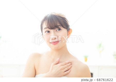 デコルテをマッサージする女性 68761622