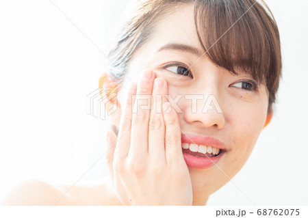 目元クリームを塗る女性 68762075
