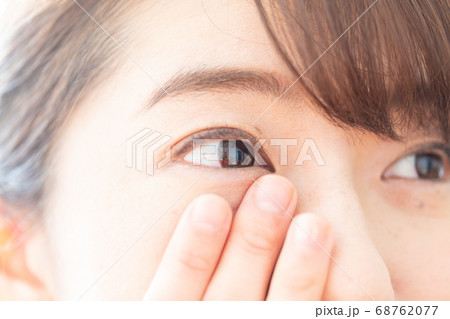 目元クリームを塗る女性 68762077