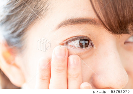 目元クリームを塗る女性 68762079