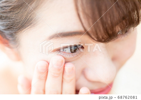 目元クリームを塗る女性 68762081
