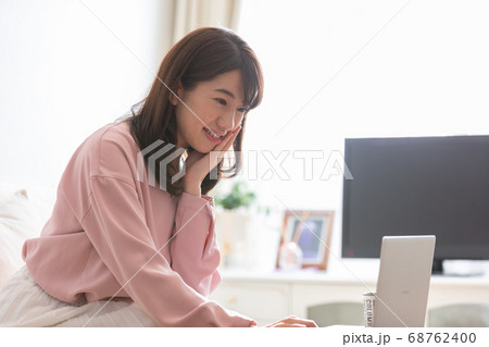 パソコン操作する女性 パソコン操作する女性 68762400