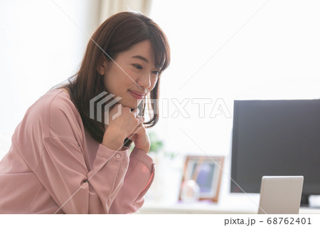 パソコン操作する女性 68762401