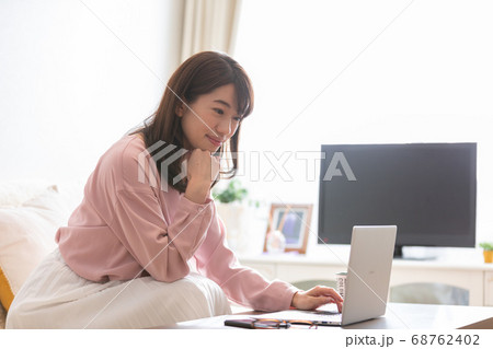 パソコン操作する女性 68762402