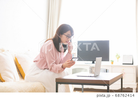 パソコン操作する女性 パソコン操作する女性 68762414