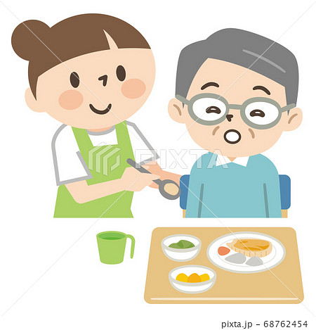 高齢者の食事を手伝う介護スタッフ 68762454