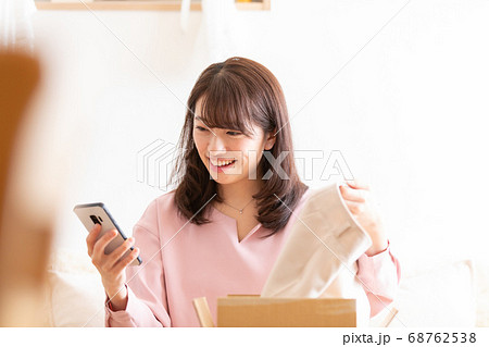 フリマアプリを使う女性 68762538