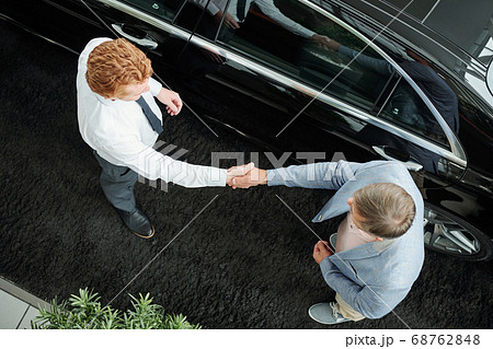 Top view of young sales manager in formalawear shaking hand of client 68762848