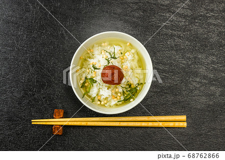 お茶漬けセット bowl of rice soaked in hot green tea お茶漬けセット bowl of rice soaked in hot green tea 68762866