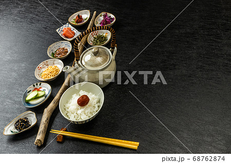 お茶漬けセット bowl of rice soaked in hot green tea お茶漬けセット bowl of rice soaked in hot green tea 68762874