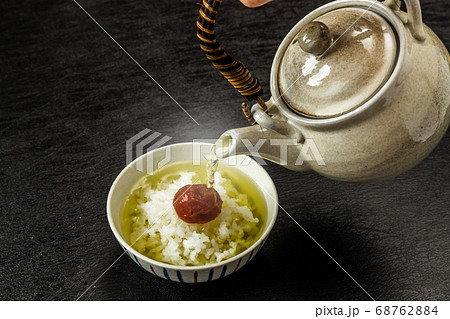 お茶漬けセット　 bowl of rice soaked in hot green tea 68762884