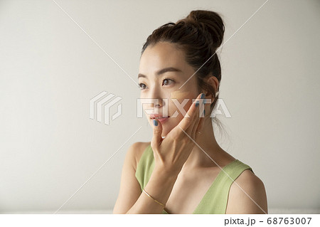 メイクをする女性 メイクをする女性 68763007