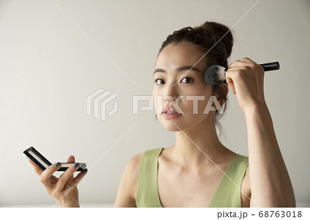 メイクをする女性 68763018