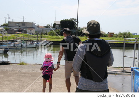 親子でカヌーに乗る 68763038