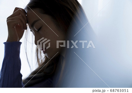 体調不良の女性 68763051