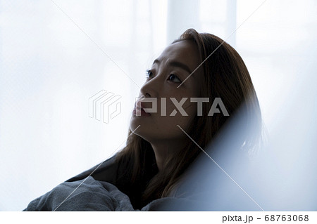 体調不良の女性 68763068
