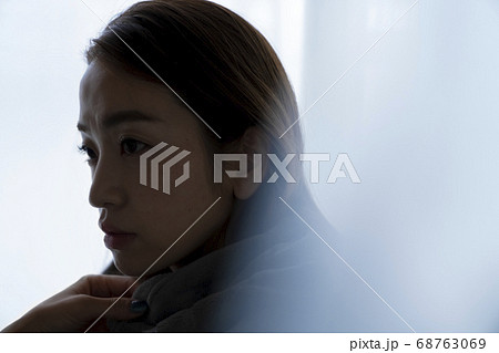 体調不良の女性 68763069