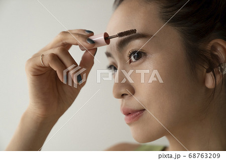 メイクをする女性 68763209