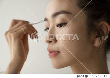 メイクをする女性 68763216