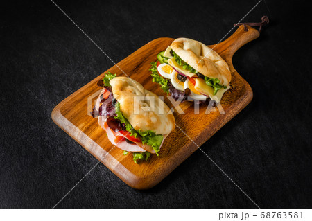 中東料理　ピタパンのサンドウィッチ　pita bread 68763581