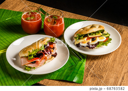 中東料理　ピタパンのサンドウィッチ　pita bread 68763582