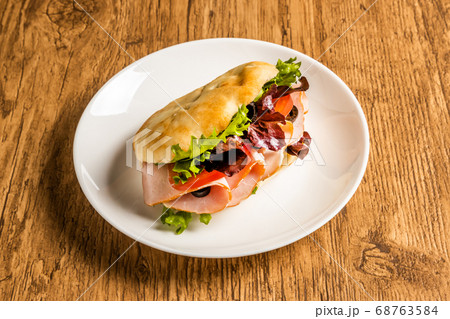 中東料理 ピタパンのサンドウィッチ pita bread 中東料理 ピタパンのサンドウィッチ pita bread 68763584