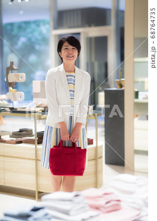 ショッピングを楽しむ40代女性 68764735