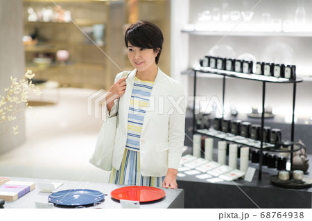 ショッピングを楽しむ40代女性 68764938