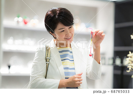 ショッピングを楽しむ40代女性 68765033