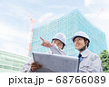 工事現場で図面を見るビジネスマン 68766089