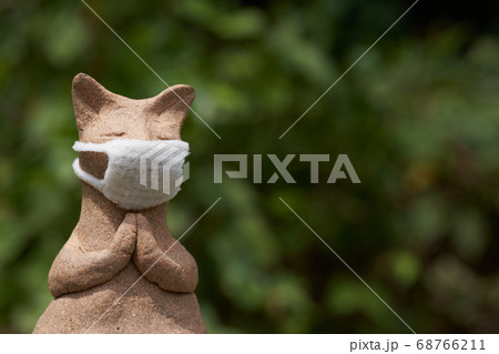 マスクをした陶器の拝み猫です。 マスクをした陶器の拝み猫です。 68766211