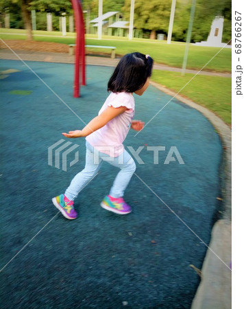 公園で遊ぶ3歳の女の子の写真素材