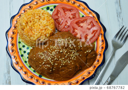 メキシコ料理のモーレ・ポブラーノ(白背景) メキシコ料理のモーレ・ポブラーノ(白背景) 68767782