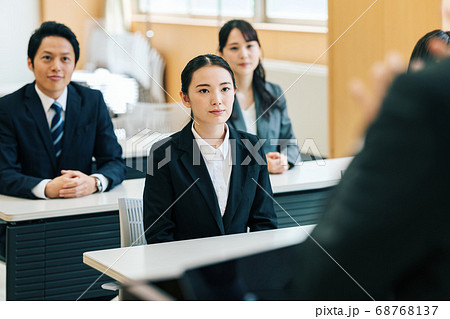 講演を聞くビジネスパーソン 68768137