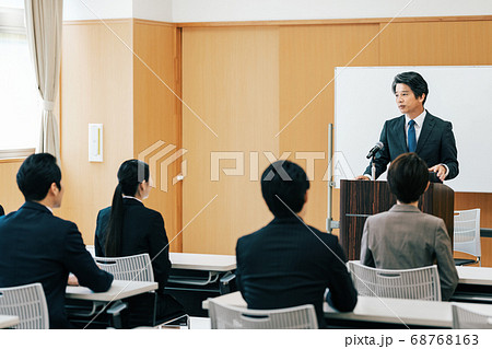 セミナーで講演する男性 68768163