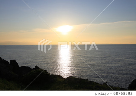 佐渡ヶ島の日本海の夕陽、夏の夕暮れ 佐渡ヶ島の日本海の夕陽、夏の夕暮れ 68768592