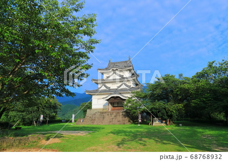 【愛媛県】晴天下の宇和島城天守閣 68768932