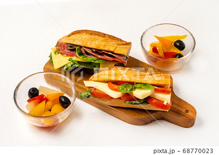フランスパンのサンドウィッチ French bread tomato cheese sandwich フランスパンのサンドウィッチ French bread tomato cheese sandwich 68770023