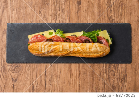 フランスパンのサンドウィッチ French bread tomato cheese sandwich フランスパンのサンドウィッチ French bread tomato cheese sandwich 68770025