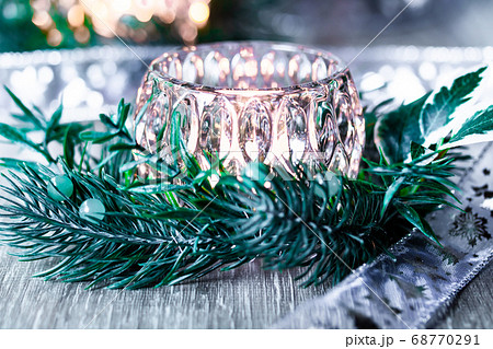 シックなクリスマスキャンドル シックなクリスマスキャンドル 68770291
