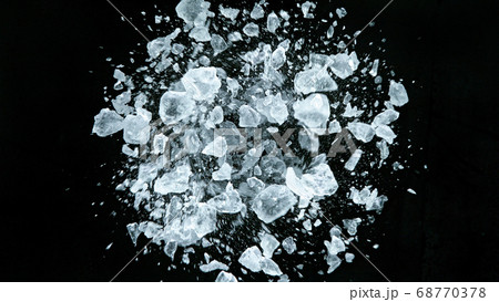 Crushed ice in motion, close-up. 68770378
