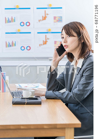 スマホで電話をするビジネスウーマン スマホで電話をするビジネスウーマン 68771196