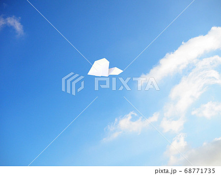 大空を飛ぶ紙ヒコーキ 68771735