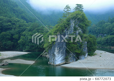 【愛媛県】霧に包まれた御三戸嶽 【愛媛県】霧に包まれた御三戸嶽 68772073